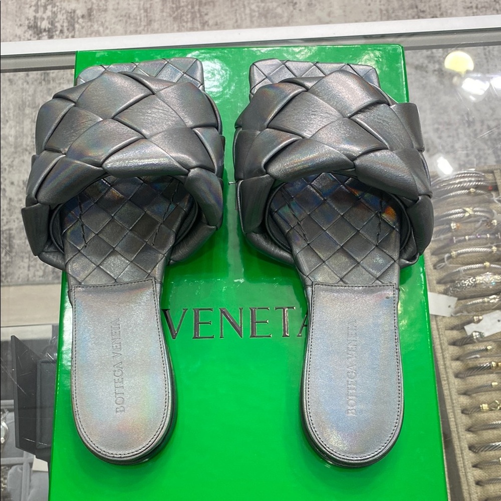 Bottega Veneta Women's Silver Slide Sandals. Size 39. NEW WITH BOX. 🩶